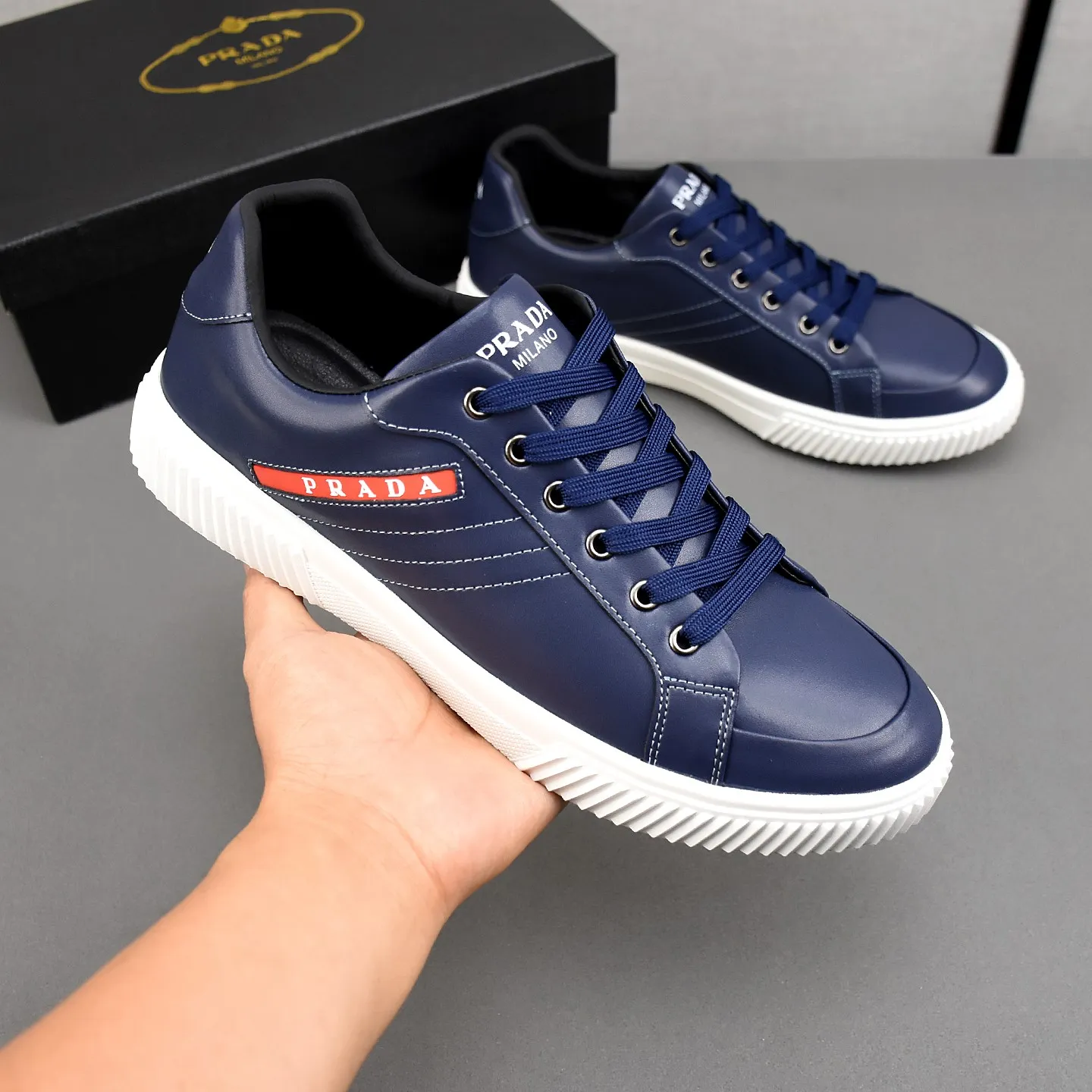 PP420👟👟👟Prada set off the audience! Prada, an international brand that is constantly innovating, this men's casual shoe, the original version, made of cowhide leather at a ratio of one to one at the store, with leather feet and rubber non-slip outsole, breathable and comfortable, quality speaks for itself👄38-44